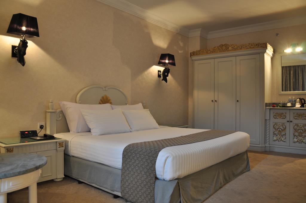 パレス オブ ザ ゴールデン ホーシズ ホテル スリ・カンバンガン エクステリア 写真 A room at the hotel